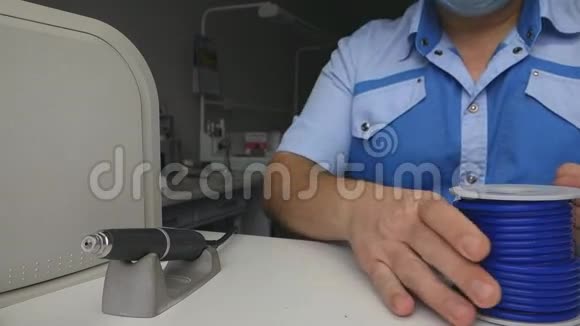牙科实验室的牙科技师把蓝色蜡包装在盒子里视频的预览图