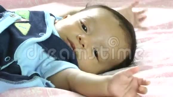 小婴儿躺在床上视频的预览图