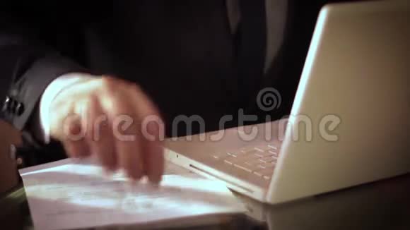 有手提电脑和文件的商人视频的预览图