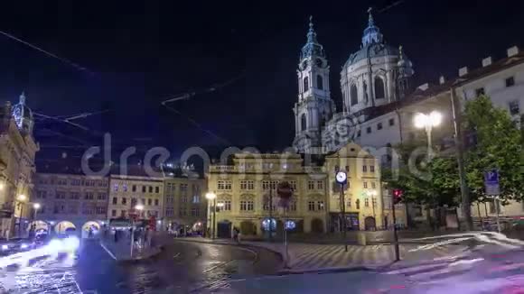 布拉格被照亮的malostranskenamesti平方时移高度的夜景视频的预览图