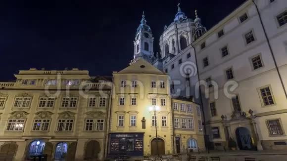 布拉格被照亮的malostranskenamesti平方时移高度的夜景视频的预览图