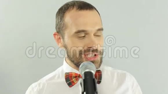 一位蓝眼睛歌手的特写镜头在视频的预览图