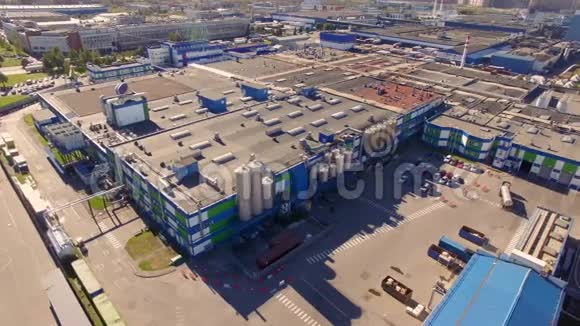 城市工业区乳品厂的鸟瞰图视频的预览图