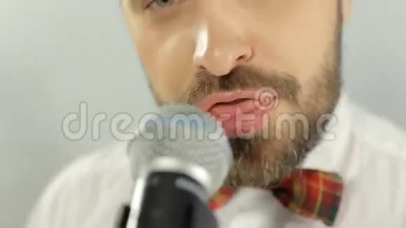 一位歌手在卡拉OK中演唱歌曲视频的预览图