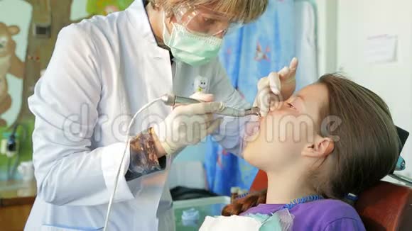 正畸医生清洁女孩病人牙齿视频的预览图