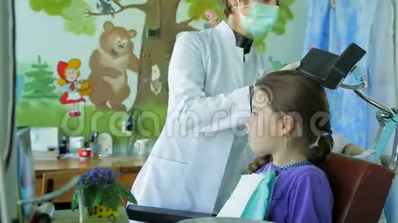 牙医在女孩的嘴里牙齿视频的预览图