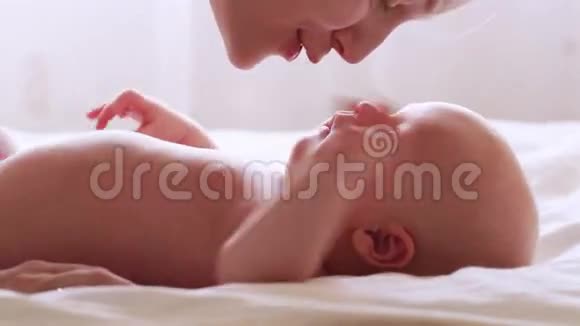妈妈抚摸和亲吻新生婴儿视频的预览图