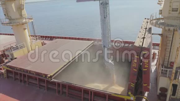 把小麦装进一艘油轮一艘装满小麦的船把粮食装进货船视频的预览图
