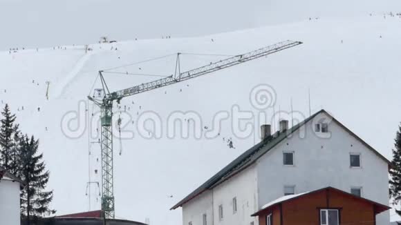 在滑雪场建造的前面是起重机视频的预览图