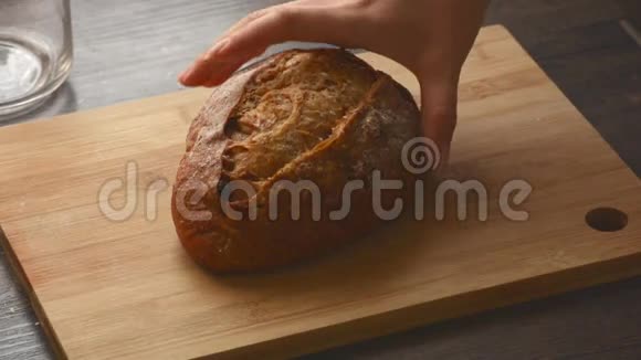 面包师把面包放在桌子上视频的预览图