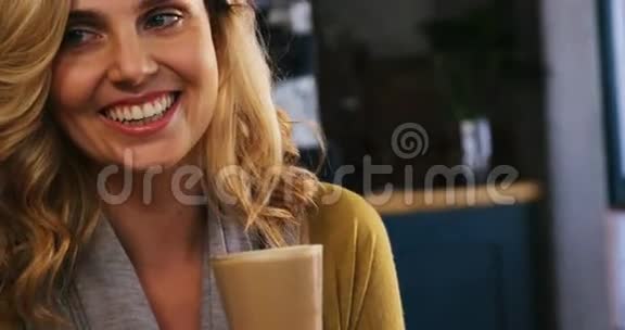 微笑的朋友喝杯冷咖啡视频的预览图