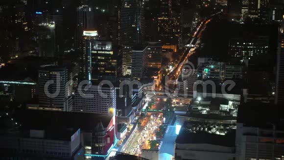 拥有摩天大楼和金融中心的大都市的夜间商业区夜城街道上的交通视频的预览图