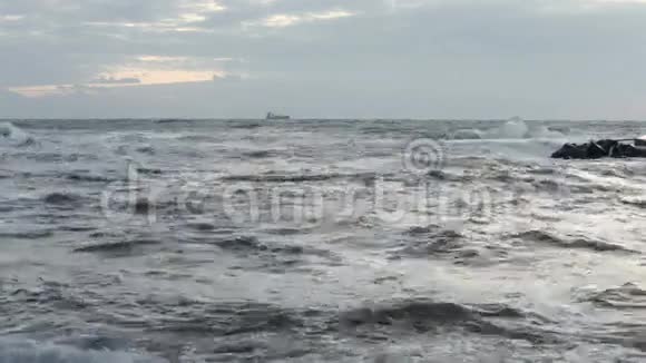 风暴海的波浪背景上有一艘集装箱船视频的预览图