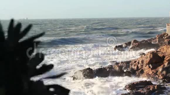 风日过后的暴风海冲向悬崖视频的预览图