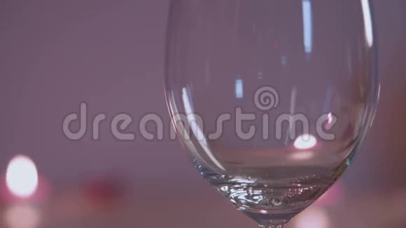 在杯中倒入红酒的特写镜头视频的预览图