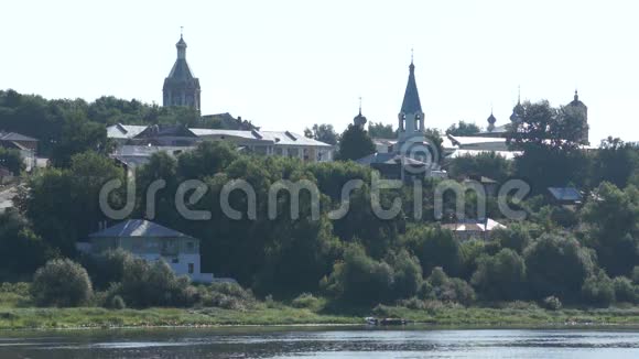 河边小镇的夏季风景视频的预览图