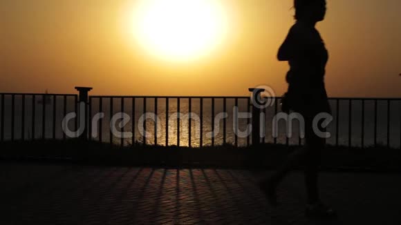 街上人的剪影海上日落一段录像视频的预览图