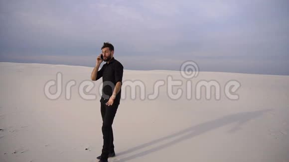 业余摄影师盖伊在海边的智能手机上讲话视频的预览图