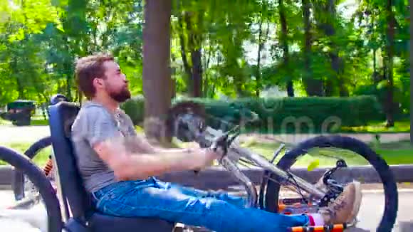 快乐的残疾青年骑手自行车视频的预览图