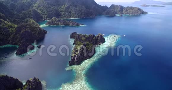 菲律宾Coron的双子泻湖美丽的自然景观苏鲁海山和珊瑚礁视频的预览图