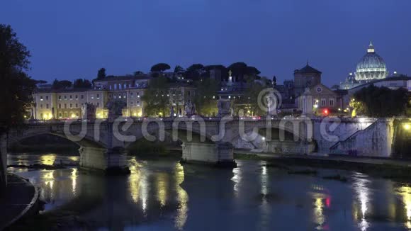 罗马提伯河上的桥梁美丽的夜景视频的预览图