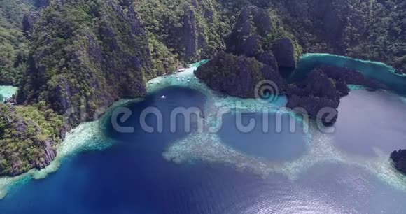 菲律宾Coron的双子泻湖美丽的自然景观苏鲁海山和珊瑚礁视频的预览图