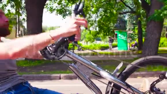 快乐的残疾青年骑手自行车视频的预览图