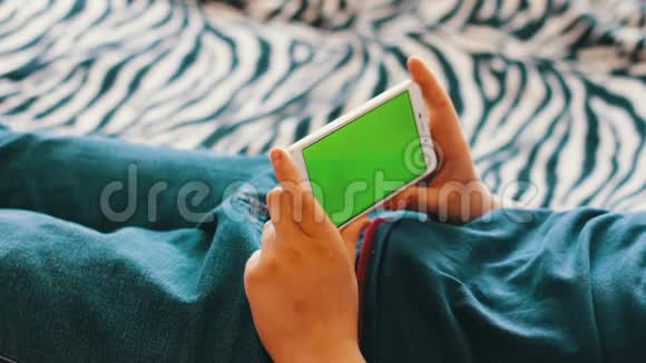 手持触摸屏设备使用智能手机特写女性手彩色钥匙绿色屏幕视频的预览图