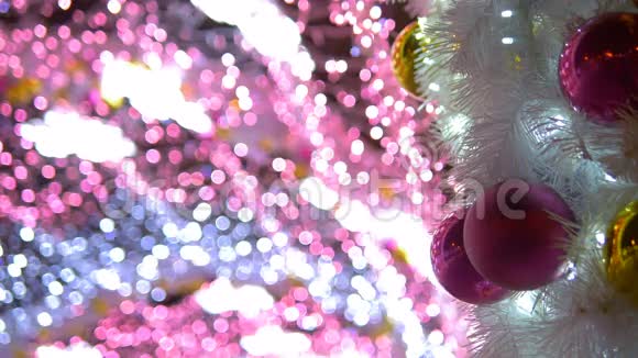 圣诞球装饰着城市发光的隧道视频的预览图