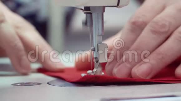 缝纫机的工作宏观细节针头移动并缝制织物材料的切割视频的预览图