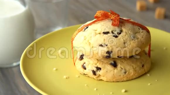 美味的甜巧克力用橙色丝带蘸饼干木制桌子上的牛奶罐失踪了视频的预览图