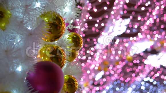 圣诞球装饰着城市发光的隧道视频的预览图