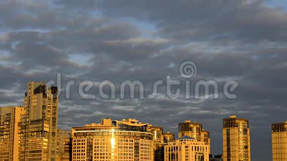 一座现代城市上空的云视频的预览图