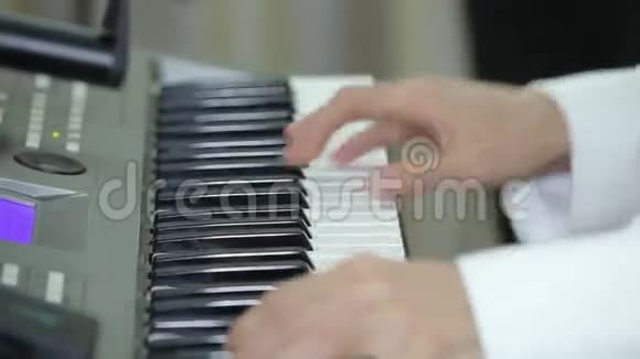 音乐家在弹钢琴关门视频的预览图