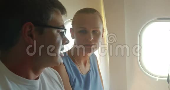 年轻夫妇在飞机上聊天视频的预览图