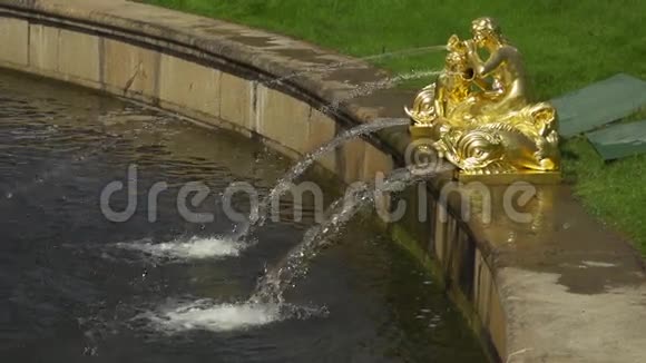喷泉与雕像缓慢运动视频的预览图
