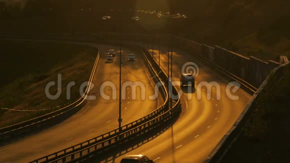 日落时公路上的城市交通视频的预览图
