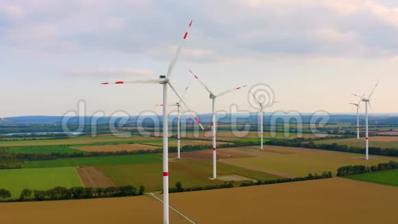 多云蓝天的风力涡轮机视频的预览图