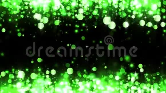 背景有闪亮的绿色粒子闪闪发光的粒子漂亮的bokeh光背景绿色的纸屑闪闪发光光亮视频的预览图