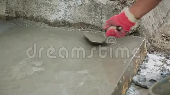 施工人员将刚浇筑的混凝土抹平视频的预览图