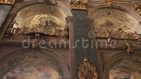 乌克兰利沃夫的耶稣会老教堂巴罗克风格的内部装饰有古色古香的壁画视频的预览图