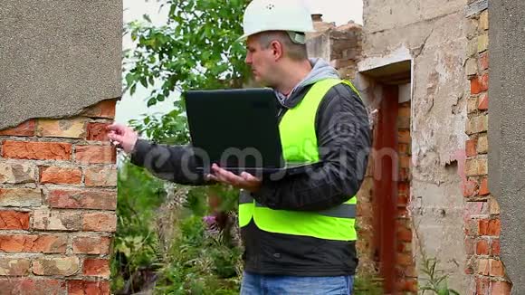建筑工程师用电脑检查旧建筑视频的预览图
