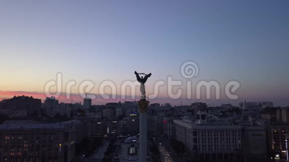晚上独立广场迈丹纪念碑空中飞行基辅乌克兰视频的预览图