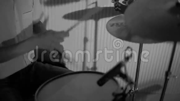 一个演奏鼓的音乐家靠近视频的预览图