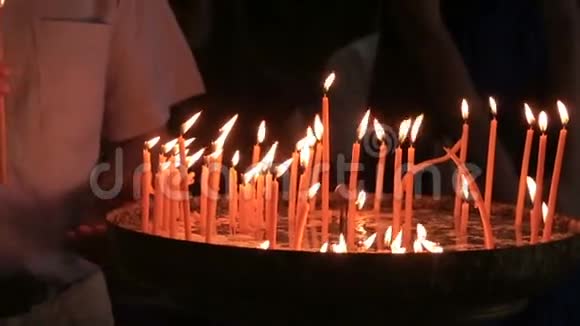 教堂里黑暗中燃烧的小蜡烛视频的预览图