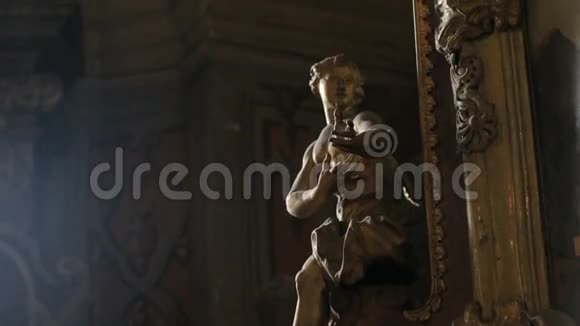 教堂内古色古香的雕像剪影视频的预览图