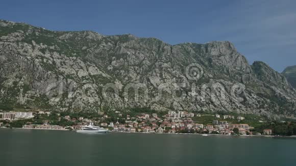 停泊在黑山Budva老城附近码头的船只视频的预览图