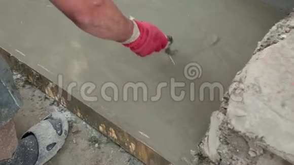 施工人员将刚浇筑的混凝土抹平视频的预览图
