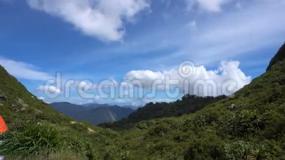 橙色帐篷对抗锡巴亚克火山山地景观准备射击视频的预览图