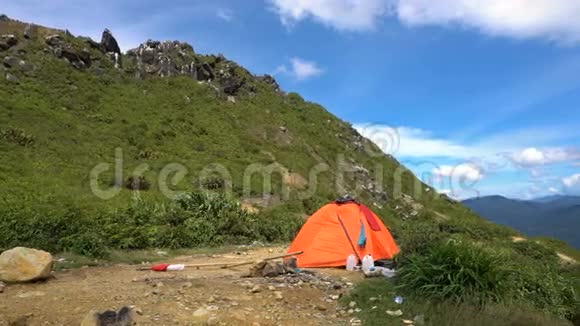 橙色帐篷对抗锡巴亚克火山山地景观准备射击视频的预览图